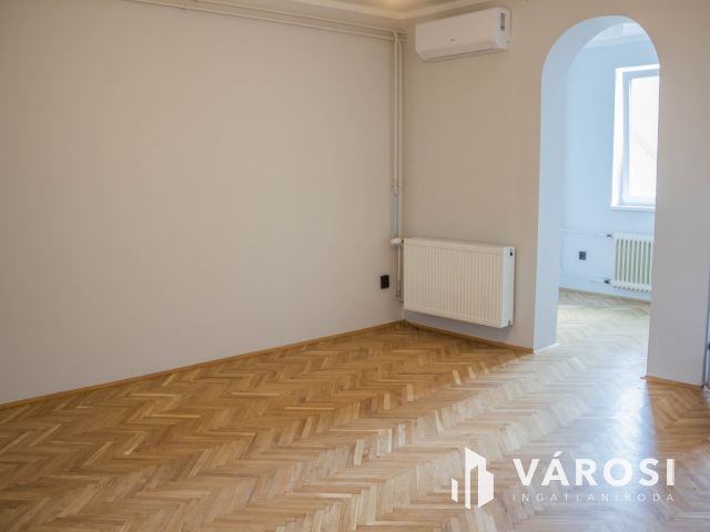 Bútorozatlan, felújított, kiváló közlekedéssel