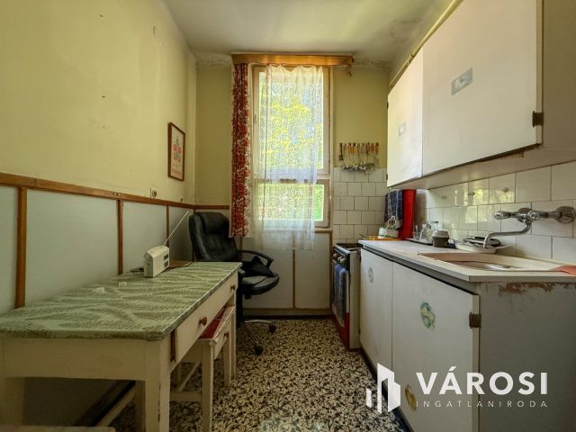 Acélgyári út végén 2. emeleti, felújítandó lakás eladó!