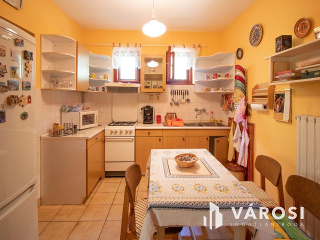 Stabil téglaház nagy telekkel, frekventált környezetben