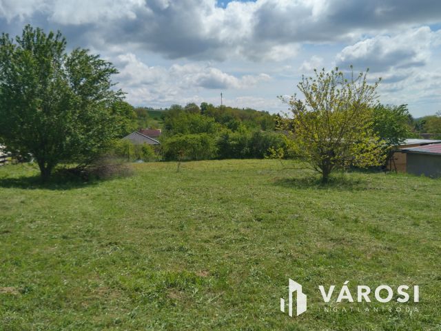 Ritka lehetőség Tinnyén – 831 m²-es telek