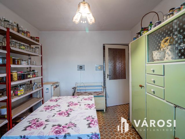 Tágas, jó elrendezésű ház a városhoz közel
