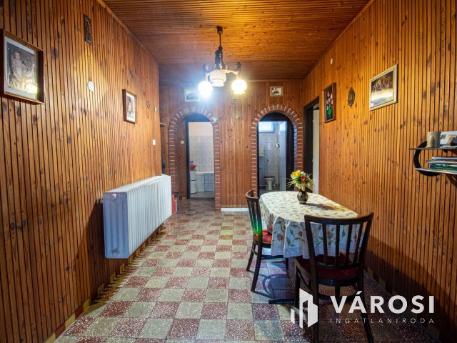 Tágas, jó elrendezésű ház a városhoz közel